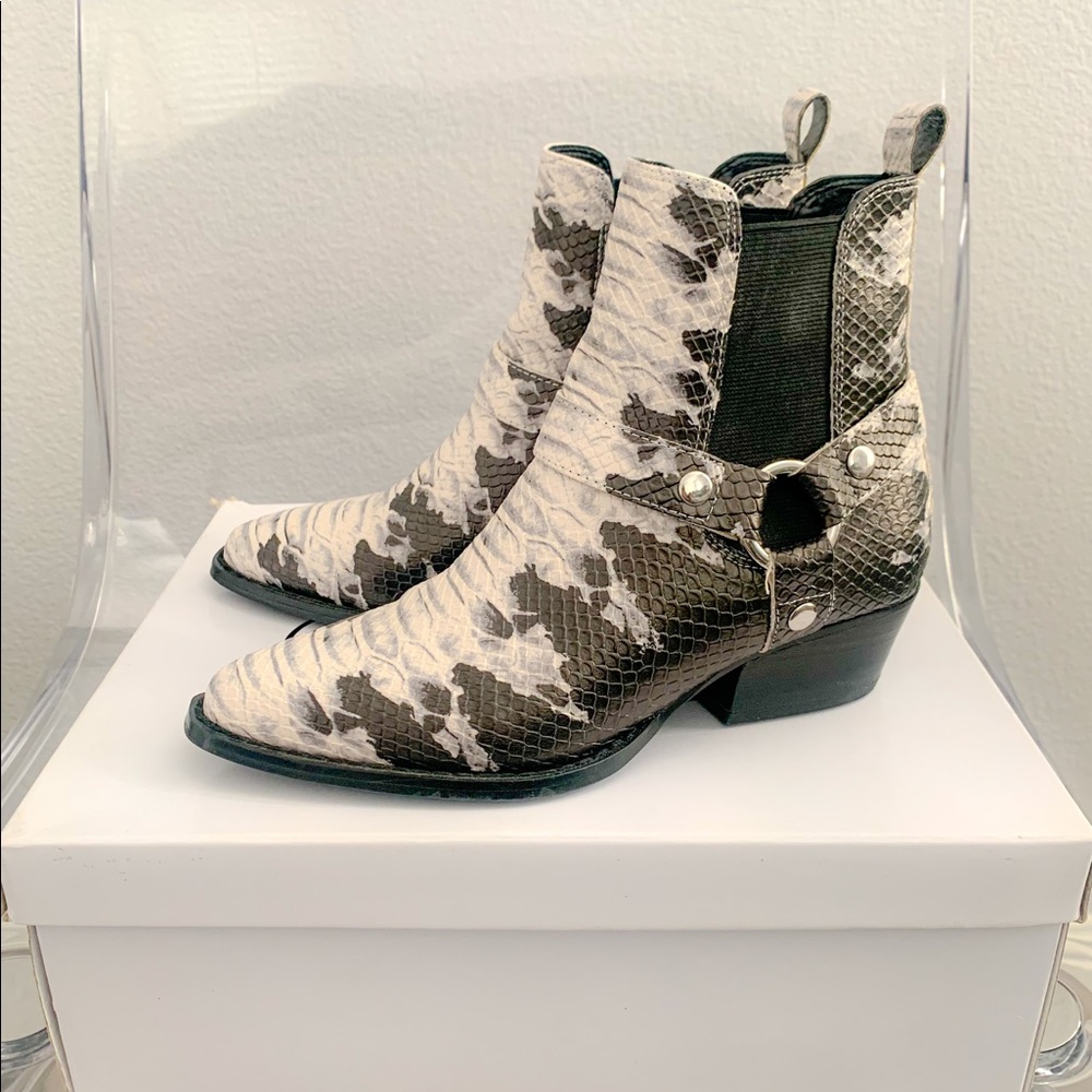 Windy Pointed Toe Boot - Picture 2 of 2
